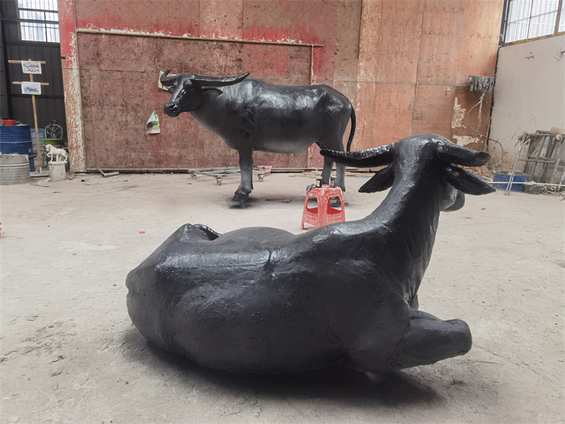 玻璃钢雕塑与传统雕塑的比较